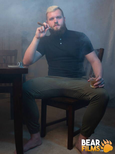 Bear Films: 미국 보디빌더 라이언 리드가 옷을 벗고 있다