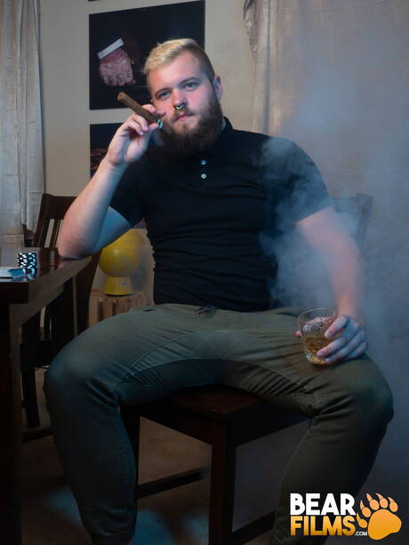 Der amerikanische Bodybuilder Lion Reed zieht sich aus