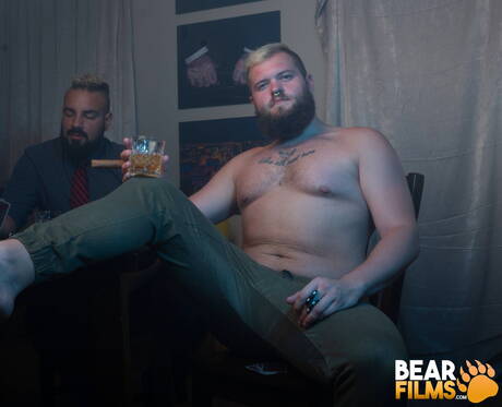 Der amerikanische Bodybuilder Lion Reed zieht sich aus