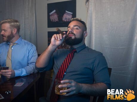 アメリカの毛むくじゃらのクマ、ルイス・ベガが服を脱ぐ