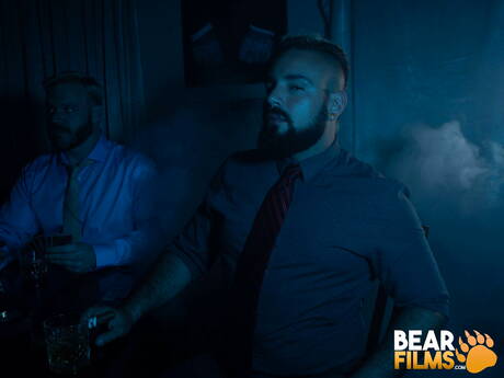 アメリカの毛むくじゃらのクマ、ルイス・ベガが服を脱ぐ