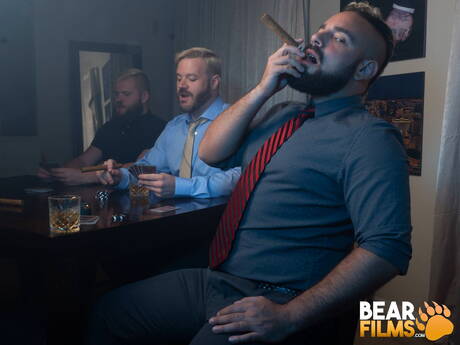 アメリカの毛むくじゃらのクマ、ルイス・ベガが服を脱ぐ