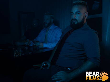 アメリカの毛むくじゃらのクマ、ルイス・ベガが服を脱ぐ