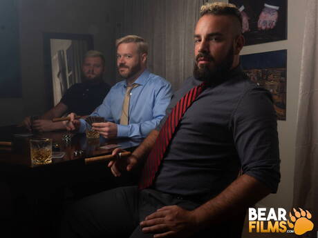 アメリカの毛むくじゃらのクマ、ルイス・ベガが服を脱ぐ