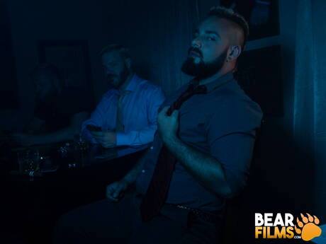 アメリカの毛むくじゃらのクマ、ルイス・ベガが服を脱ぐ