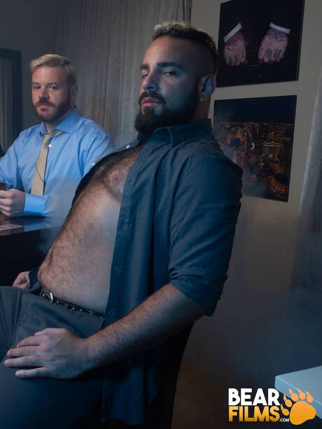 アメリカの毛むくじゃらのクマ、ルイス・ベガが服を脱ぐ