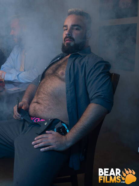 アメリカの毛むくじゃらのクマ、ルイス・ベガが服を脱ぐ