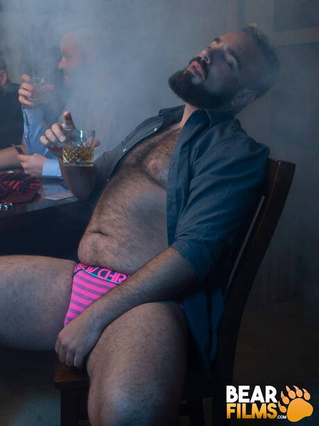 アメリカの毛むくじゃらのクマ、ルイス・ベガが服を脱ぐ