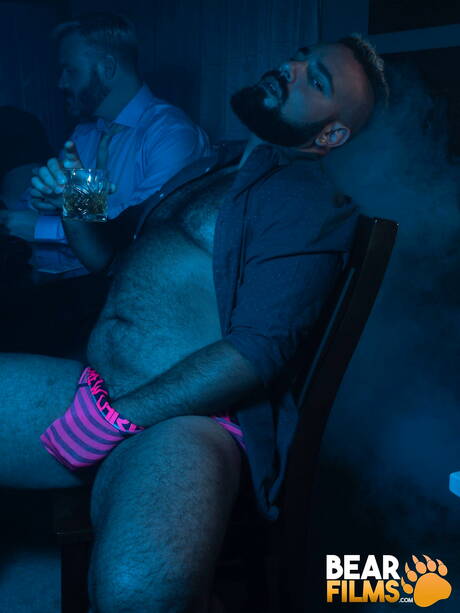 アメリカの毛むくじゃらのクマ、ルイス・ベガが服を脱ぐ