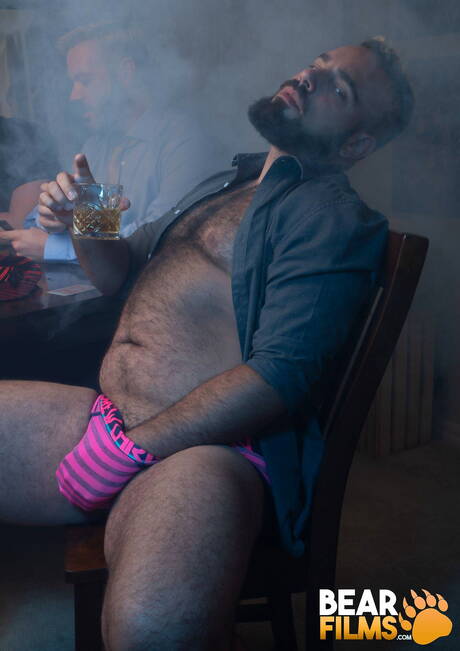 アメリカの毛むくじゃらのクマ、ルイス・ベガが服を脱ぐ