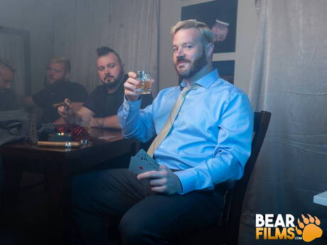 Bear Films: アメリカのクマ、ジョン・トーマスがヌードでポーズをとる