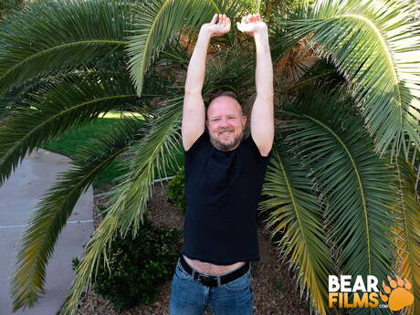 Beer Mitch Harrison kleedt zich buiten uit