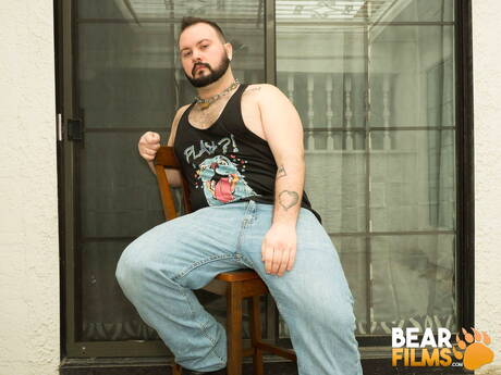 American bear Dean Gauge posing naked and showing his butt