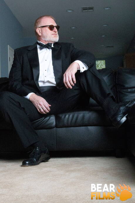 American bodybuilder Rusty Mcmann take off his clothes