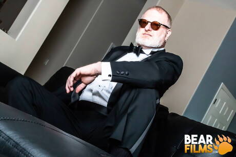 American bodybuilder Rusty Mcmann take off his clothes