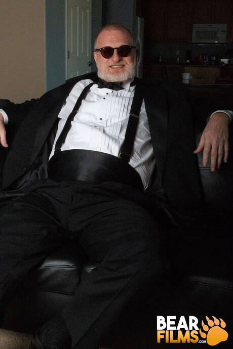 American bodybuilder Rusty Mcmann take off his clothes