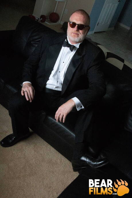 American bodybuilder Rusty Mcmann take off his clothes