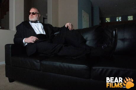 American bodybuilder Rusty Mcmann take off his clothes