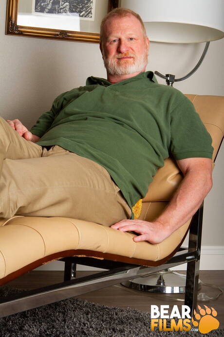 American muscular Rusty Mcmann get naked and showing hot butt