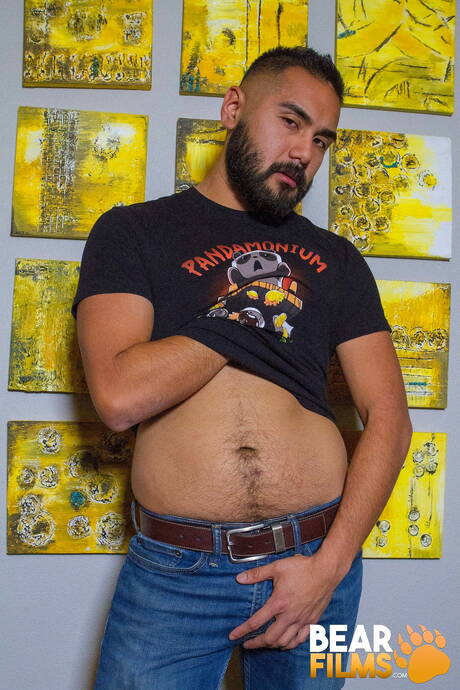 Amerykański owłosiony ogier Avi Strider rozbiera się i pokazuje gorący tyłek