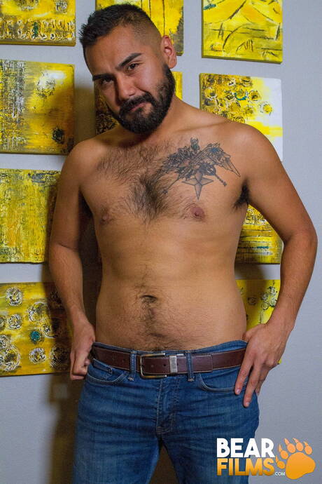 Amerykański owłosiony ogier Avi Strider rozbiera się i pokazuje gorący tyłek