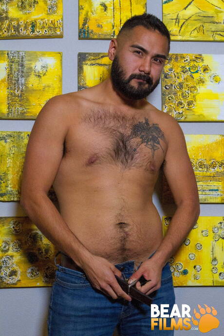 Amerykański owłosiony ogier Avi Strider rozbiera się i pokazuje gorący tyłek