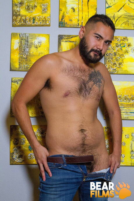 Amerykański owłosiony ogier Avi Strider rozbiera się i pokazuje gorący tyłek