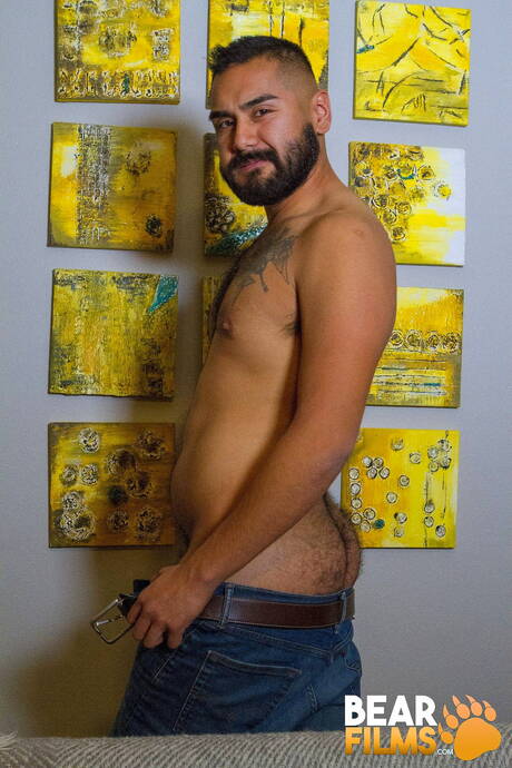 Amerykański owłosiony ogier Avi Strider rozbiera się i pokazuje gorący tyłek