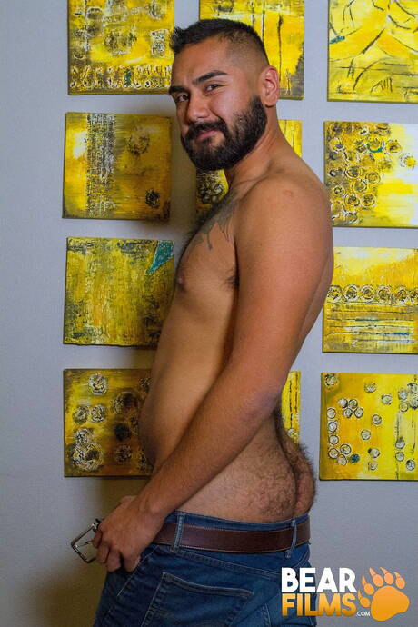 Amerykański owłosiony ogier Avi Strider rozbiera się i pokazuje gorący tyłek