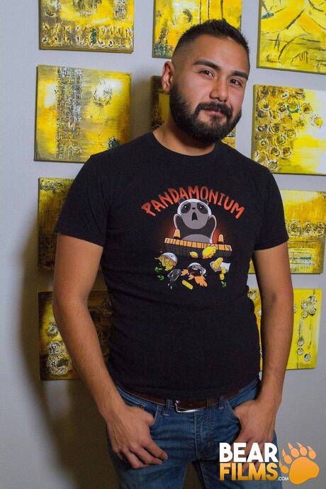 Amerykański owłosiony ogier Avi Strider rozbiera się i pokazuje gorący tyłek