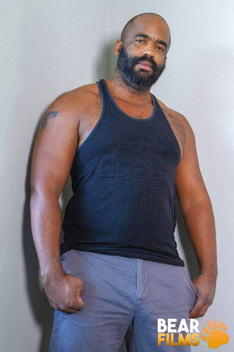 Der schwarze heiße Bär Emmett Frost zieht seine Kleider aus