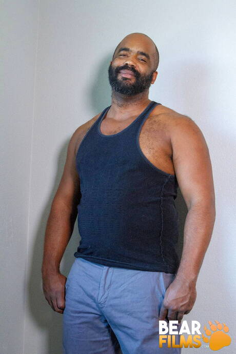 Der schwarze heiße Bär Emmett Frost zieht seine Kleider aus