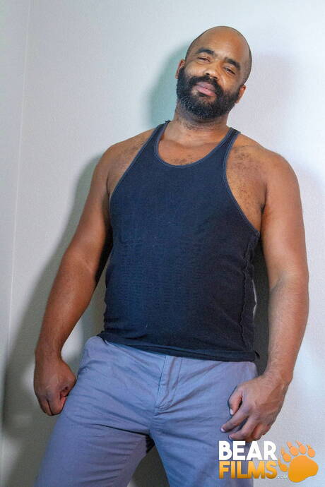 Der schwarze heiße Bär Emmett Frost zieht seine Kleider aus