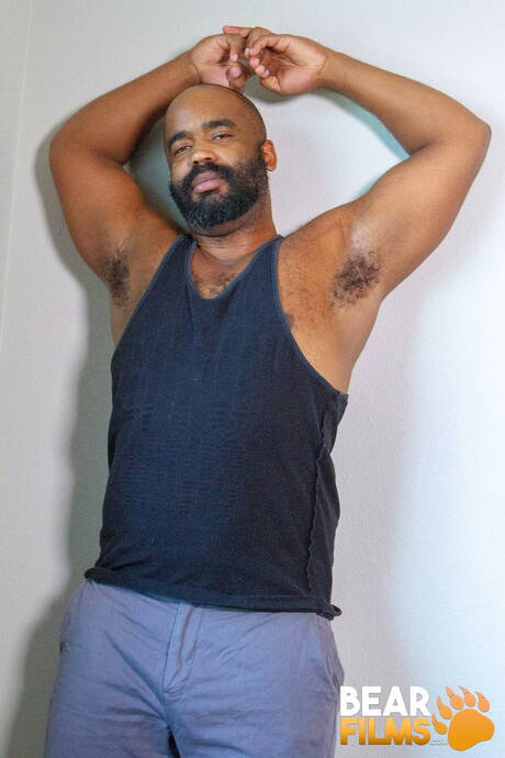 Der schwarze heiße Bär Emmett Frost zieht seine Kleider aus