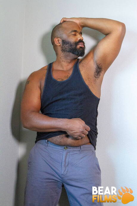 Der schwarze heiße Bär Emmett Frost zieht seine Kleider aus