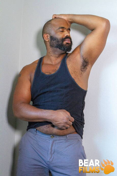 Der schwarze heiße Bär Emmett Frost zieht seine Kleider aus