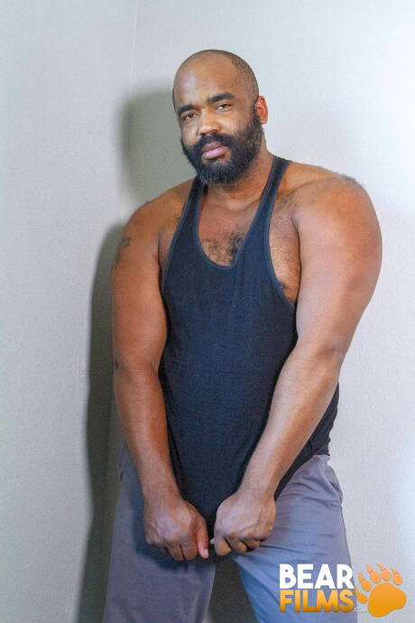 Der schwarze heiße Bär Emmett Frost zieht seine Kleider aus