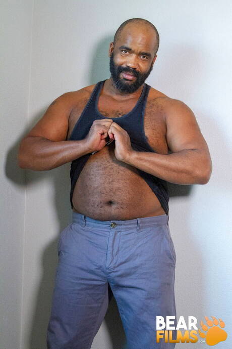 Der schwarze heiße Bär Emmett Frost zieht seine Kleider aus