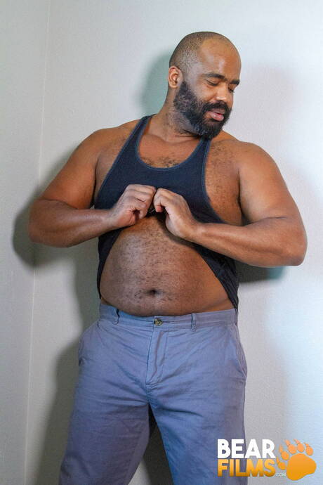 Der schwarze heiße Bär Emmett Frost zieht seine Kleider aus