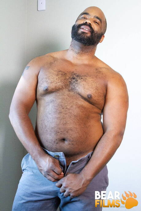 Der schwarze heiße Bär Emmett Frost zieht seine Kleider aus