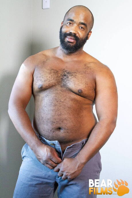 Der schwarze heiße Bär Emmett Frost zieht seine Kleider aus