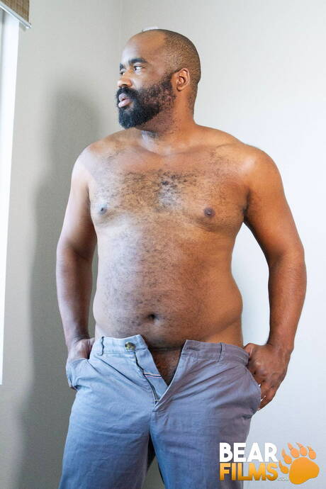 Der schwarze heiße Bär Emmett Frost zieht seine Kleider aus