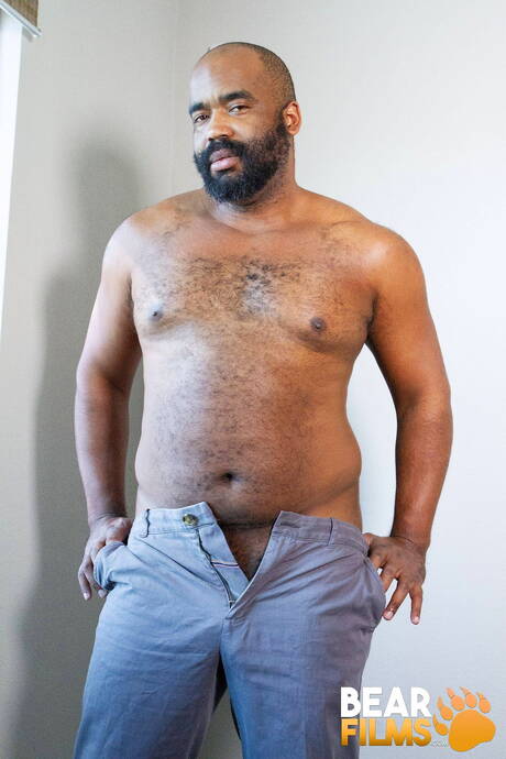 Der schwarze heiße Bär Emmett Frost zieht seine Kleider aus