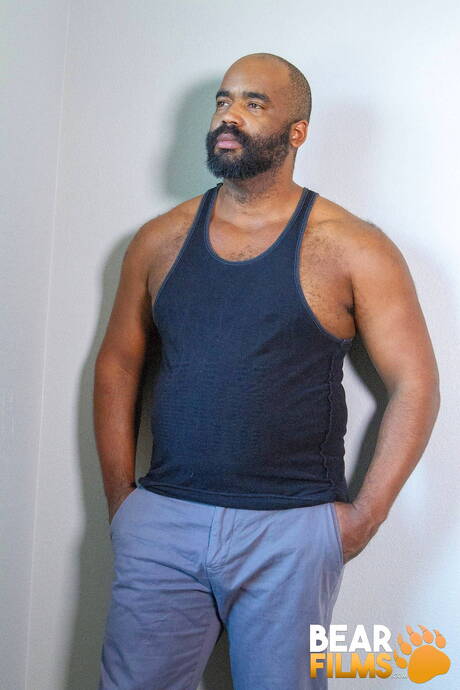 Der schwarze heiße Bär Emmett Frost zieht seine Kleider aus