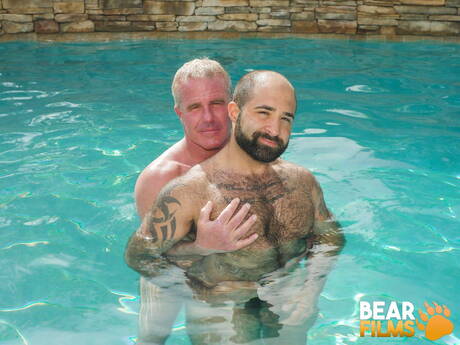 美國色情明星毛茸茸的阿特拉斯·格蘭特和毛茸茸的戴爾·薩維奇在泳池裡享受了一場精彩的性愛