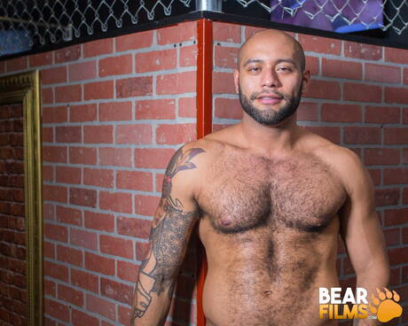 Der starke Lateinamerikaner Leo Forte zieht sich aus und zeigt seinen knackigen Hintern