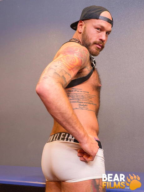 Bear Films: O touro americano Parker Logan posando nu e mostrando uma bunda firme