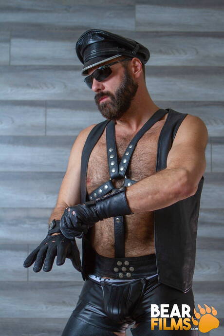 Bear Films: American otter Steve Sommers take off his clothes