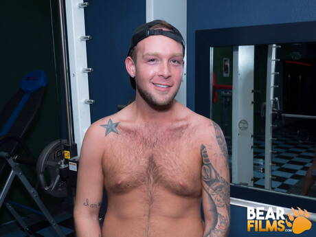 American hairy stud Sebastian Sax shows a perfect body