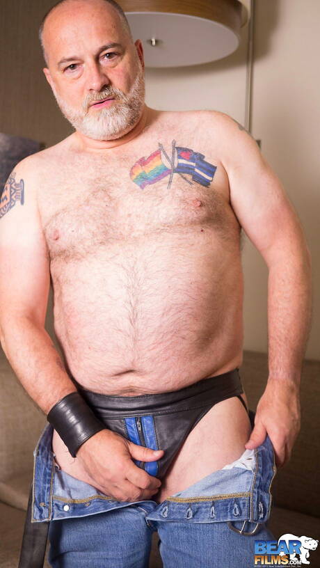 American gay bear Will Stone undressing and showing nice butt